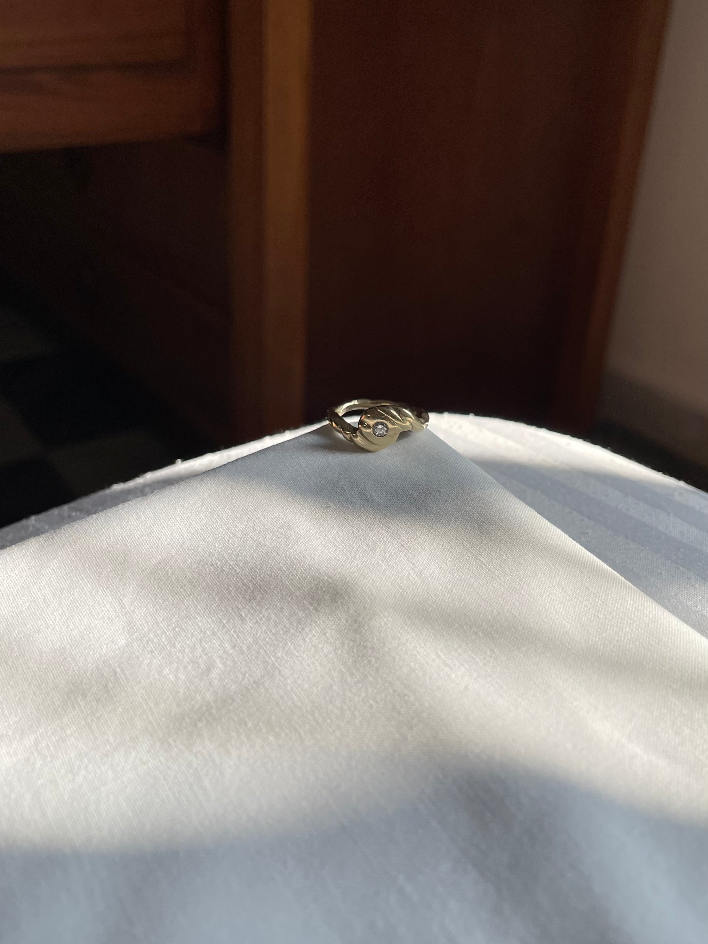 Vielsesringe, bryllup, forlovelsesring, special design, omsmeltet guld, håndlavet vielsesring guld Trankjær, organisk ring med diamant, smykkeværksted Skanderborg