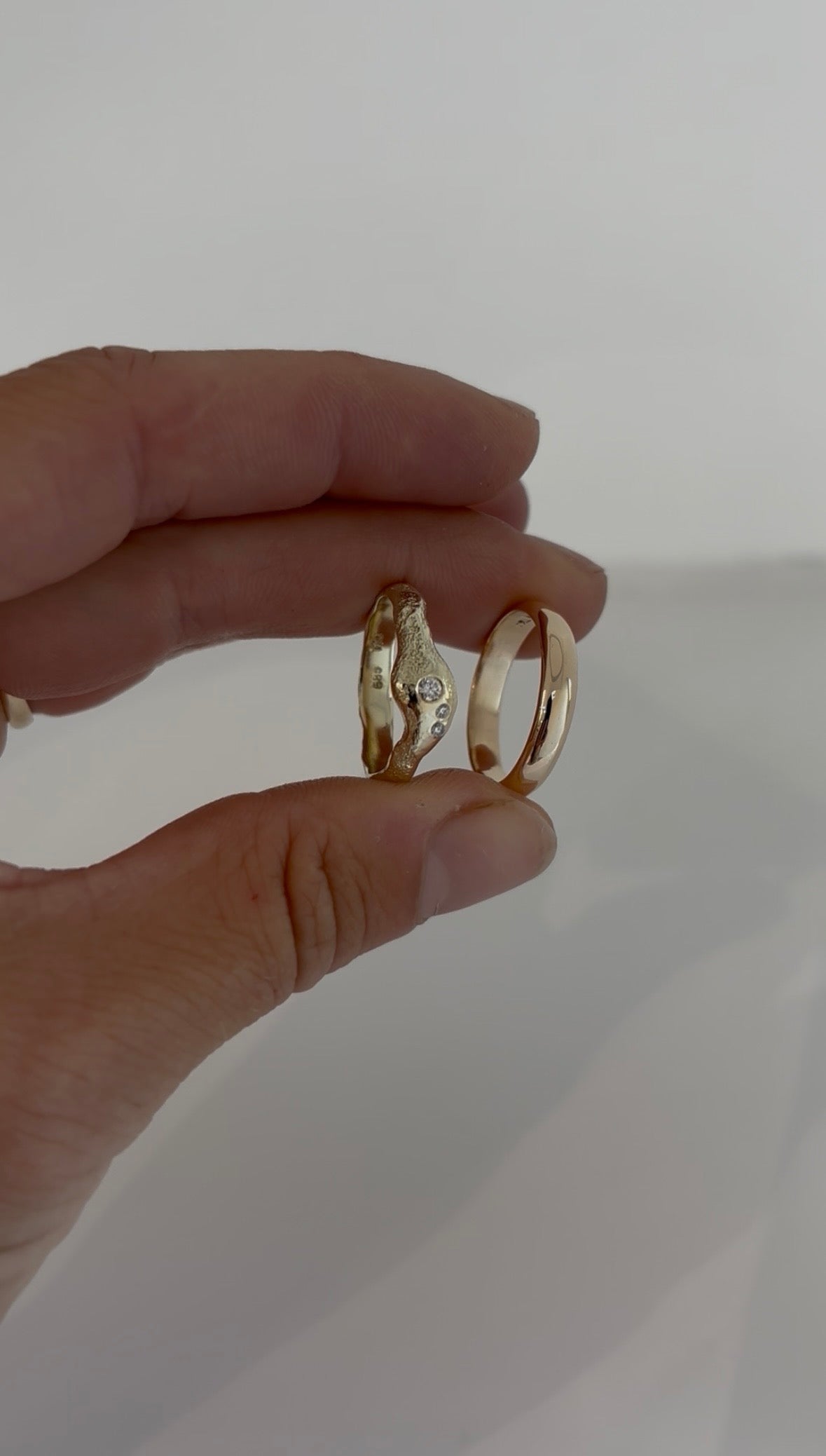 Vielsesringe, bryllup, forlovelsesring, special design, omsmeltet guld, håndlavet vielsesring guld Trankjær, organisk ring med diamant, smykkeværksted Skanderborg
