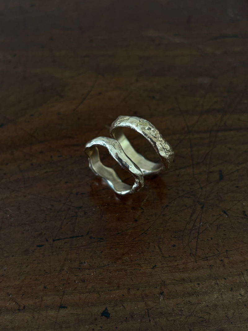 Vielsesringe, bryllup, forlovelsesring, special design, omsmeltet guld, håndlavet vielsesring guld Trankjær, organisk ring med diamant, smykkeværksted Skanderborg